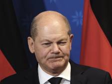 Le chancelier allemand... embrassé par un quidam à l’aéroport de Francfort