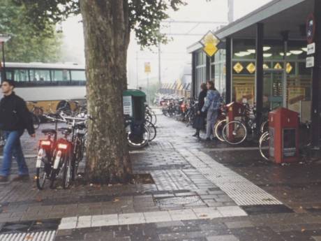 Terug in de tijd: zo zagen stationsbordjes in Dordrecht en omgeving er dertig jaar geleden uit