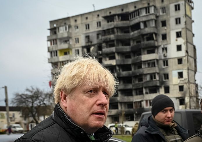 De Britse ex-premier Boris Johnson in de zwaar beschadigde stad Borodianka, ten westen van Kiev.