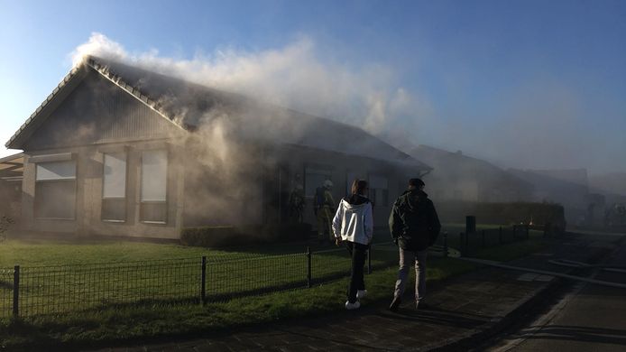 De vlammen sloegen over in het isolatiemateriaal onder het dak.