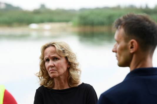 De Duitse milieuminister Steffi Lemke (links) tijdens een recent bezoek aan de Oder.