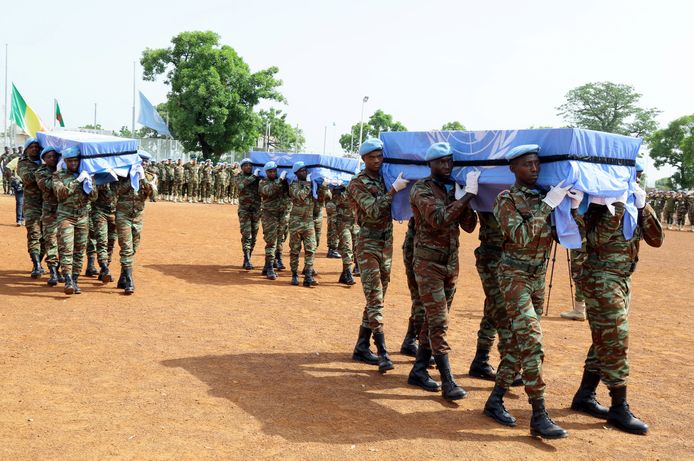Blauwhelmen in Mali dragen de kist van drie militairen die in september 2017 omkwamen.