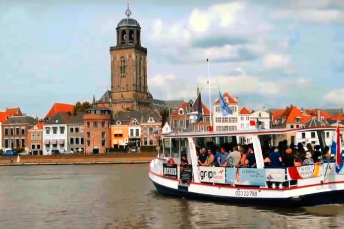 Toeristen op een boot in Deventer.