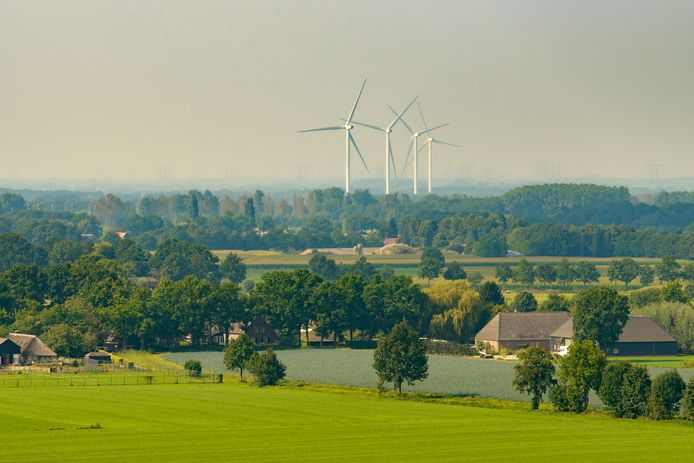 Zicht vanuit Oirschot op de windmolens langs de A58 tussen Spoordonk en Moergestel.