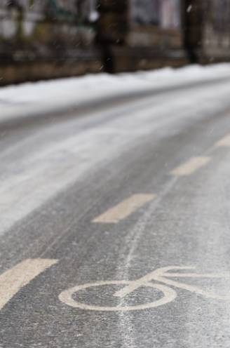 Nog hele dag code geel wegens gladheid: vooral in Limburg ellende op de weg, bussen van De Lijn rijden er niet meer uit 