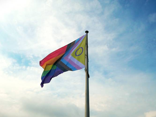 Stad hijst nieuwe pridevlag op Sint-Romboutstoren: “Homofobie is nog steeds erg aanwezig in de samenleving”