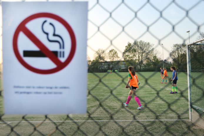 Bij veel sportclubs mag al niet meer gerookt worden.
