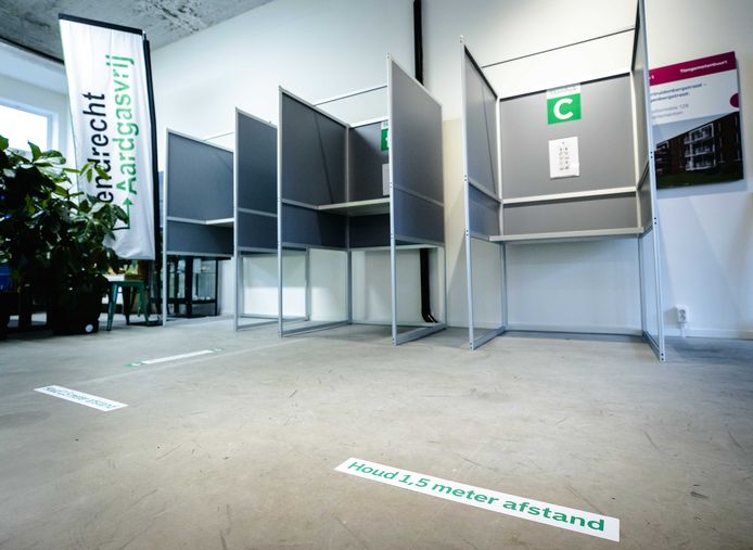 Een model-stembureau in Rotterdam Charlois. Voor de Tweede Kamerverkiezingen moeten alle stembureaus coronaproof worden ingericht.