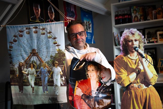 Eric van 't Hof in zijn ABBA-domein met onder meer een foto van hem en Agnetha, die door de zangeres is gesigneerd.