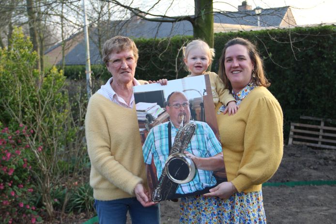 Myriame Verstraete, kleindochter Polly en dochter Griet Huysentruyt met een foto van wijlen Roger Huysentruyt.