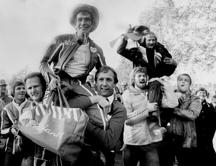 Boet van Dulman (links) gaat met monteur Gerrit Velscholten (rechts) op de schouders bij supporters na zijn enige GP-overwinning ooit, in 1979 in het Finse Imatra.