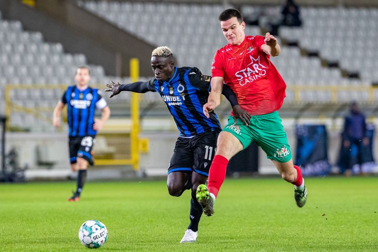 Krépin Diatta (l.) van Club is sneller dan KV Oostende-speler Frederik Jäkel, woensdagavond in de Jupiler Pro League. Beeld BELGA