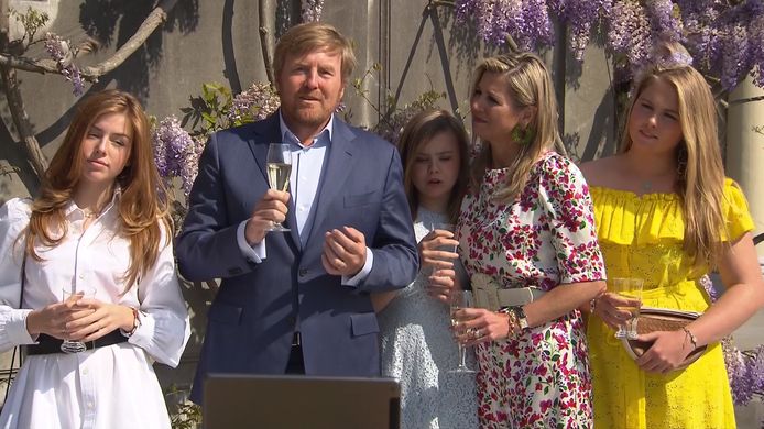 Prinses Beatrix Feliciteert Koning Via Video Verbinding Familieleden