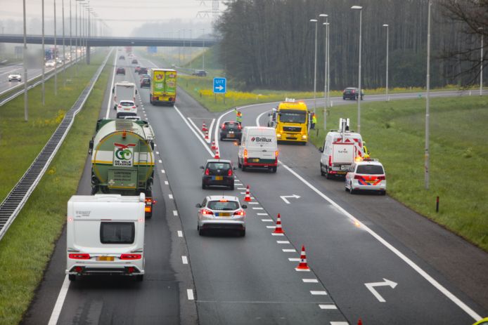 Tientallen automobilisten negeren de afzetting van Rijkswaterstraat.