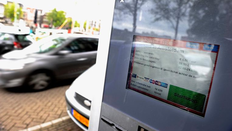 Amsterdam controleert parkeerders aan de hand van het opgegeven kenteken. Beeld anp