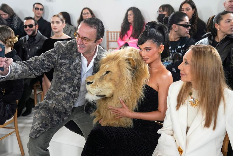 Kylie Jenner zit op de eerste rij bij de show van modehuis Schiaparelli tijdens de Haute Couture Week in Parijs. De leeuwenkop van schuim, wol en nepzijde kwam haar op sociale media op kritiek en complimenten te staan. Beeld AP