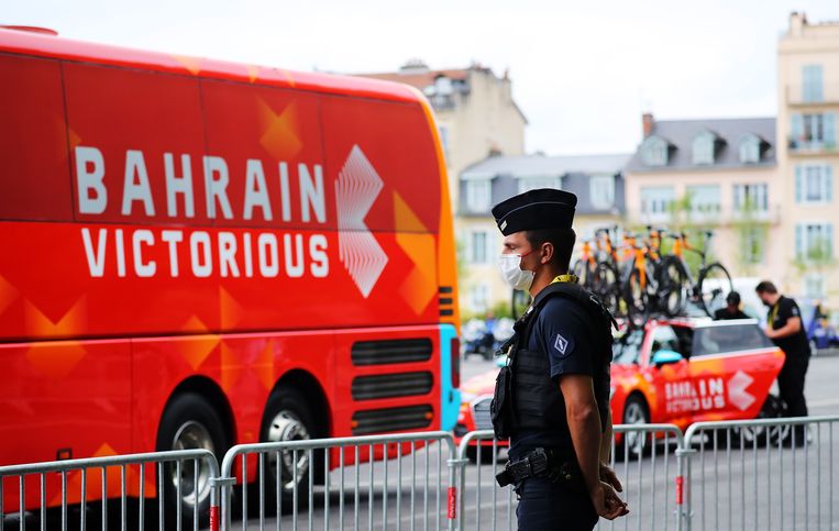 Team Bahrain-Victorious kreeg in de afgelopen Tour bezoek van de Franse politie. Of er een verband is met de nieuwe zaak is nog niet bewezen. Beeld EPA