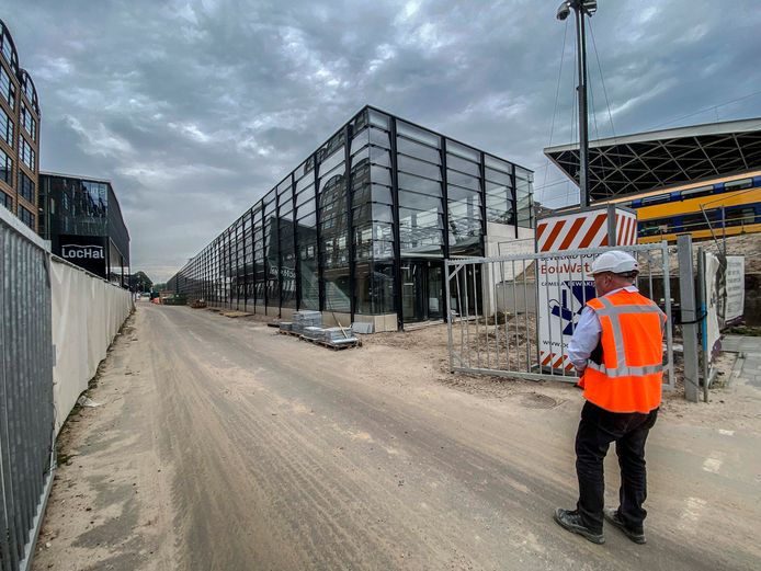 De stalling telt 160 meter, loopt van de Willem II-passage - waar de ingang zit - tot aan het Burgemeester Stekelenburgplein. Met plaats voor 4000 fietsen over twee verdiepingen.