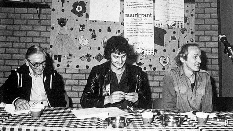 De jonge advocaat Van der Laan (midden) rolt een sjekkie bij een bijeenkomst over wonen in de Admiralenbuurt, 1979. Beeld Sjoerd Holsbergen