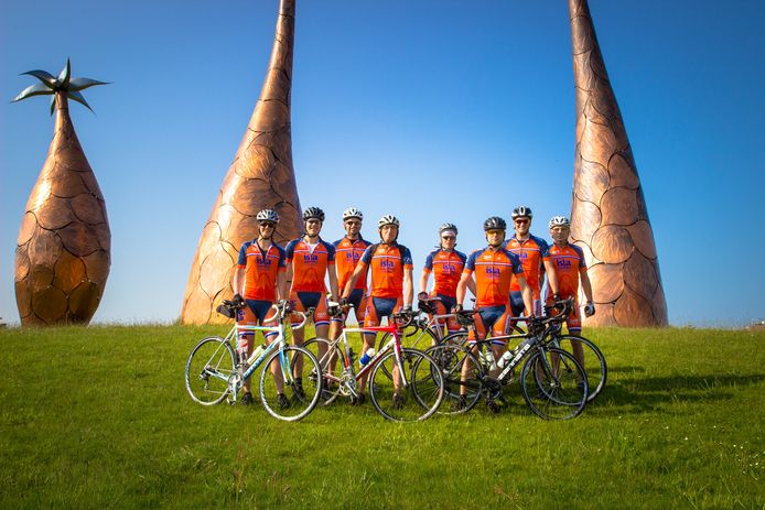 Acht van de tien leden van het Team Jan van Heijst poseren in hun gesponsorde outfit bij De Margrieten in Rijen.