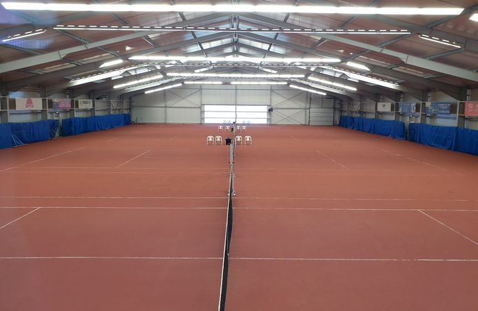 De indoor-tennisvelden van TC De Bergen in Herenthout.