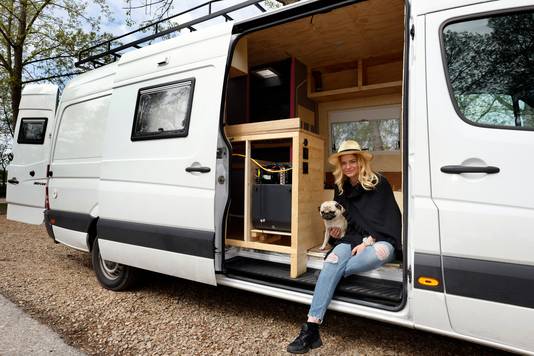 amber 22 uit vlaardingen verkocht haar huis en trekt straks in zelfgebouwde camper door europa auto bd nl