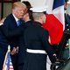 Macron overklast Trumps dominante handdruk met twee kussen