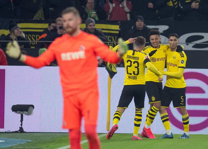 Jadon Sancho viert het derde Dortmund-doelpunt tegen FC Köln.