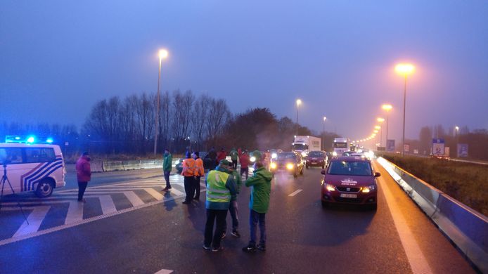 De transportvakbonden delen aan de grensovergang in Rekkem pamfletten uit. Ze protesteren tegen de nieuwe geplande Europese regeling rond rij- en rusttijden.