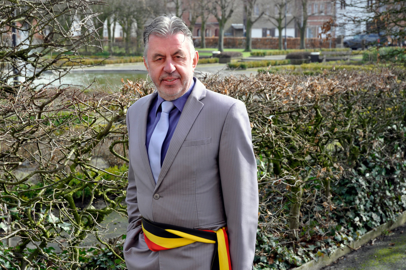 Remi Audenaert in 2012, met de sjerp van burgemeester. Na 39 jaar verlaat hij de gemeentepolitiek in Sint-Gillis-Waas.