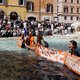 Water van Trevifontein kleurt zwart door klimaatprotest