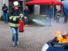 Deze verstandelijk gehandicapten mochten brandweerman spelen: ‘Nóóit bij het vuur wachten!’