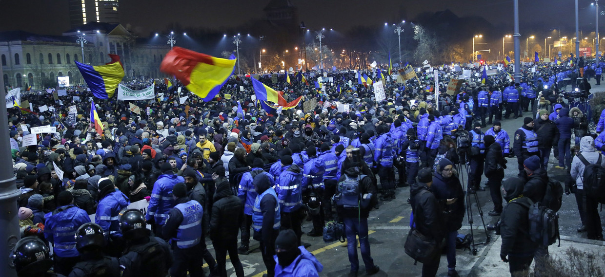 Demonstraties als deze in Boekarest zijn sinds de val van het communisme in 1989 niet meer voorgekomen. Beeld EPA