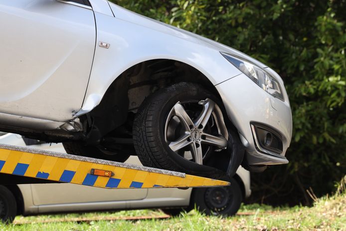 Een auto kwam zaterdag in botsing met een schrikblok op de Brederodeweg in Boxtel.