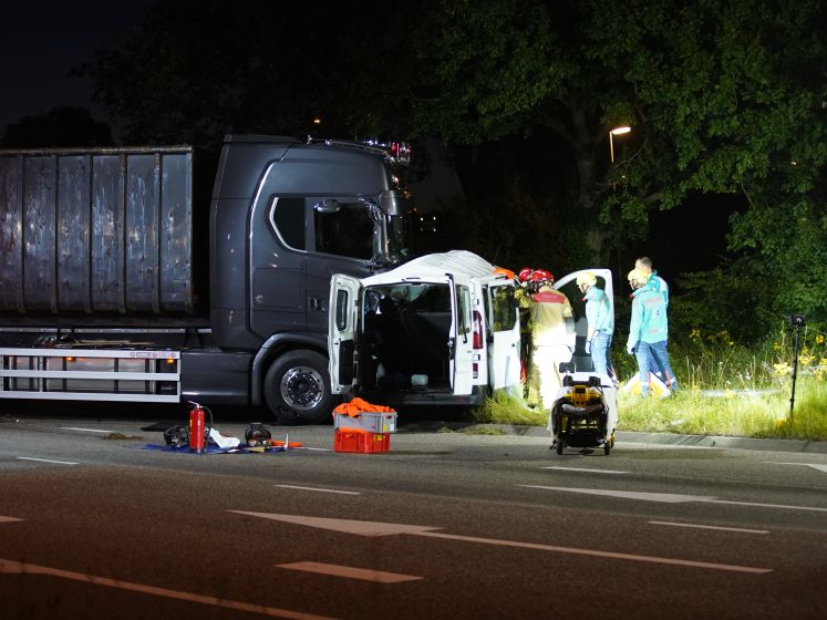 Busje en vrachtwagen botsen, twee zwaargewonden in Deventer