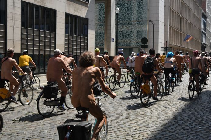 De naaktfietsers reden zaterdag door de Europese wijk in Brussel.