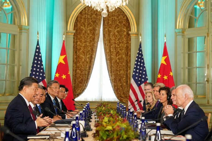 De Amerikaanse president Joe Biden en de Chinese president Xi Jinping. China heeft sancties opgelegd aan vijf Amerikaanse defensiebedrijven als reactie op nieuwe Amerikaanse wapenverkopen aan Taiwan.