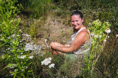 Limburgse Clytie (42) houdt gazon groen met een wadi: een wonderoplossing tegen de droogte?