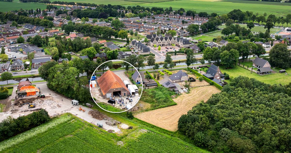 Ketels, vaten en pallets komen uit verdachte boerderij in De Krim: ‘Het is hondsbrutaal’