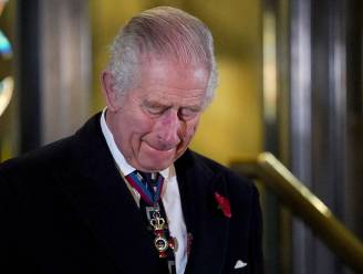 Emoties nemen de overhand: koning Charles krijgt het moeilijk terwijl hij standbeelden van zijn overleden ouders onthult