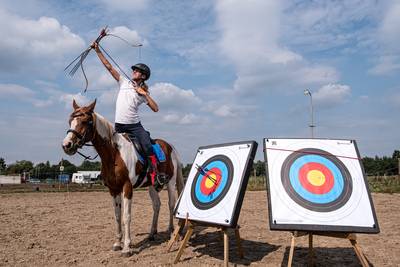 Voetballen? Niks voor Siem (15)! Hij schiet liever pijlen vanaf zijn paard