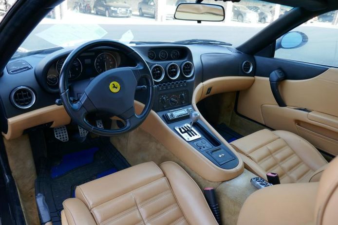 Het luxe-interieur van de Ferrari.