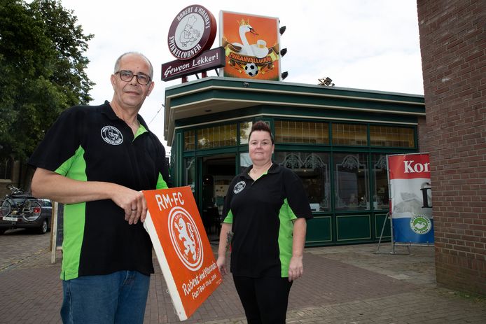 Robert en Miranda Klooken voor hun snackbar in Hengelo.