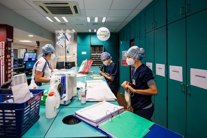 Verpleegkundigen aan het werk op de afdeling intensieve zorg in het AZ Blasius in Dendermonde.