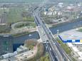 Luchtfoto van de A12 bij Utrecht nabij knooppunt Oudenrijn.