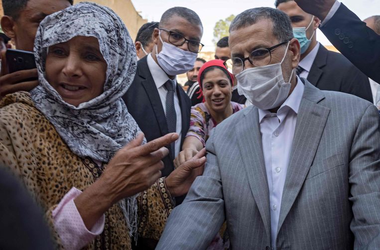 De Marokkaanse premier Saadeddine El Othmani begroet kiezers tijdens een campagnebezoek aan Sidi Slimane Beeld Fadel Senna / AFP