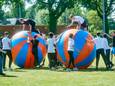 Het onderdeel Megabal tijdens de bijzondere sportdag op de Rusheuvel. Hier neemt mavo 3 het op tegen havo 4
