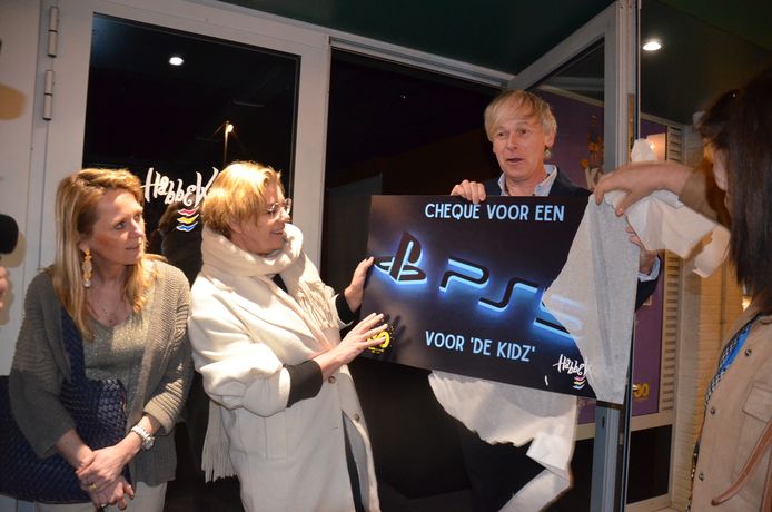 De vzw Habbekrats heeft de nieuwe jongerenwerking ‘De Kidz’ in Ninove officieel afgetrapt met de opening van een ver)nieuw(d)e plek voor jongeren in jeugdcentrum De Kuip. De Kidz krijgt alvast een PlayStation als cadeau. Chris Van Lysebetten van Habbekrats toont de cheque aan schepen Katie Coppens en burgemeester Tania De Jonge.
