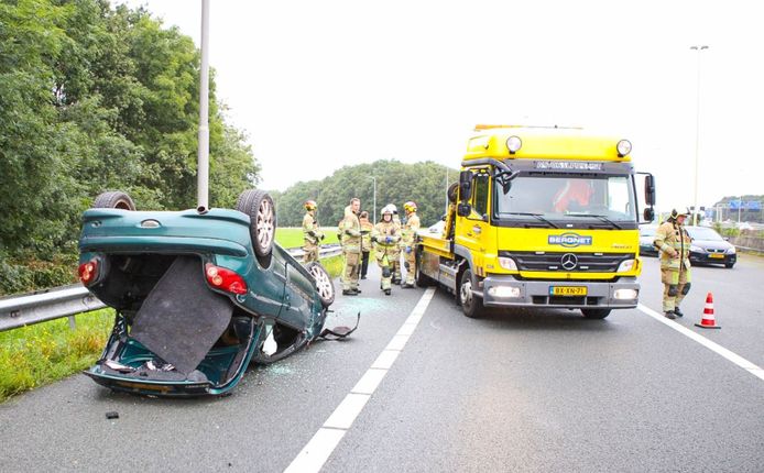 De auto belande op zijn kop op de snelweg nadat de bestuurder de vangrail raakte.