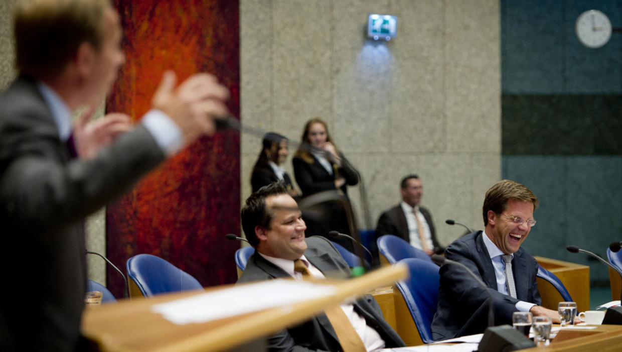 Premier Mark Rutte (rechts) lacht om een grap van SGP-voorman Cees van der Staaij (uiterst links) vorig jaar tijdens het debat in de Tweede Kamer over het steunpakket voor Griekenland. Beeld ANP